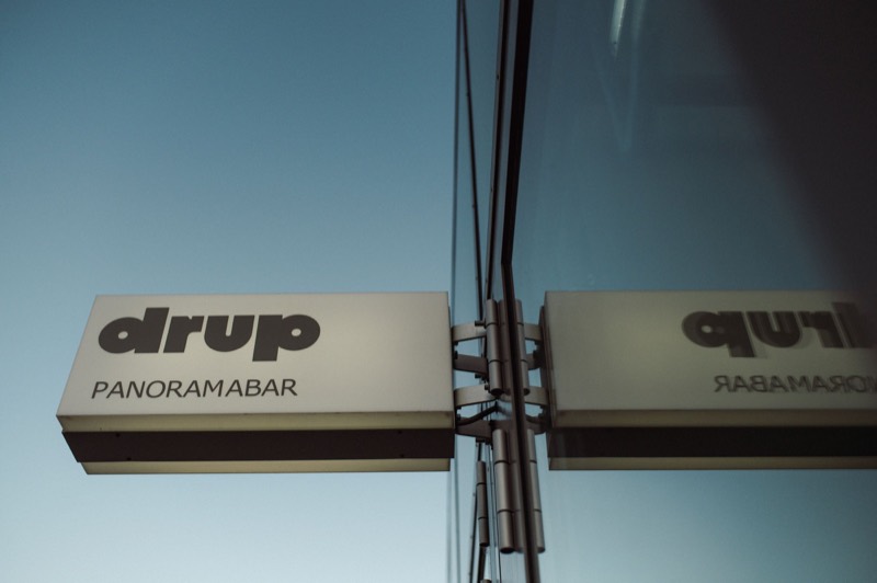 Het lichtbord van Drup Panoramabar tegen een blauwe lucht