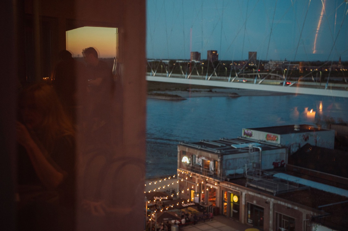 Uitzicht vanuit Drup over de Waal en de brug bij schemering